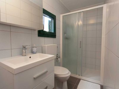 campsite-glavotok-mobile-homes-bungalow-with-deck-view-bathroom