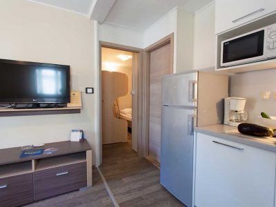 campsite-glavotok-mobile-homes-bungalow-with-deck-view-interior