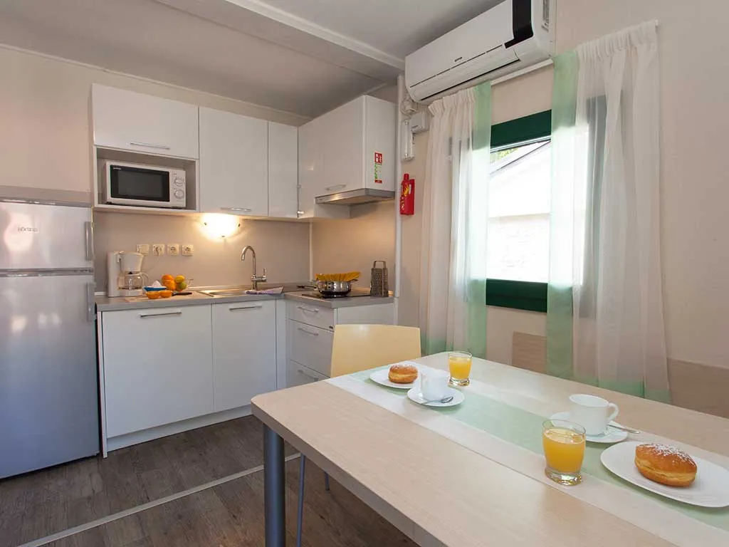 campsite-glavotok-mobile-homes-bungalow-with-deck-view-kitchen