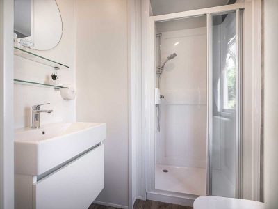 campsite-valkanela-premium-comfort-mobile-home-bathroom