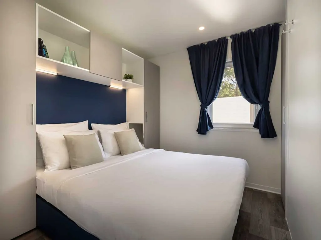 campsite-valkanela-premium-comfort-mobile-home-bedroom