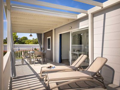 campsite-valkanela-premium-comfort-mobile-home-terrace