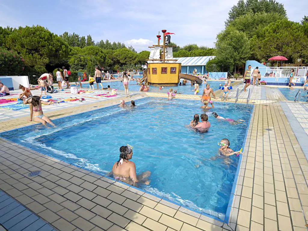 camping-ca-savio-ship-pool-people