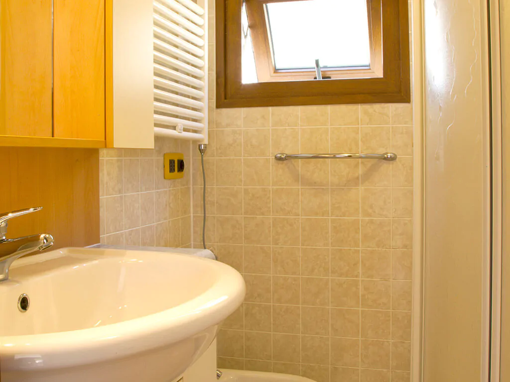 camping-capo-d-orso-mobile-home-baia-lux-bathroom