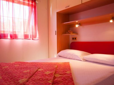 camping-capo-d-orso-mobile-home-baia-lux-bedroom-2