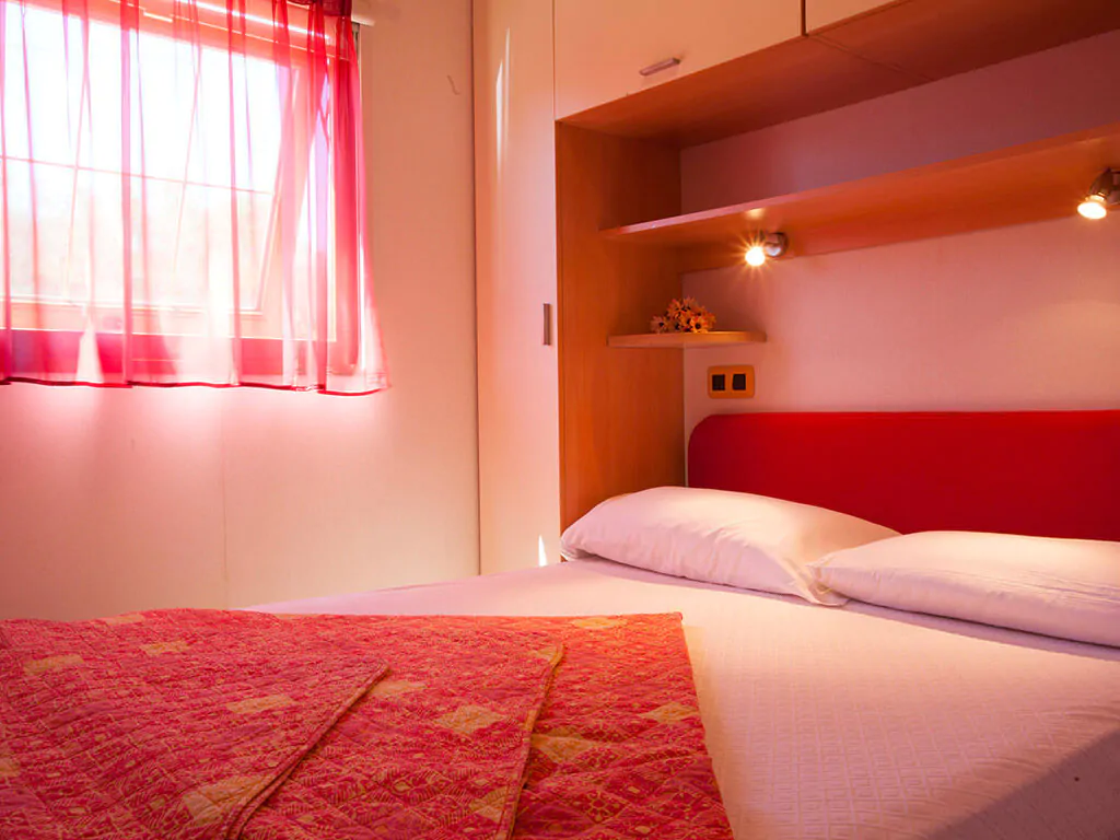 camping-capo-d-orso-mobile-home-baia-lux-bedroom-2
