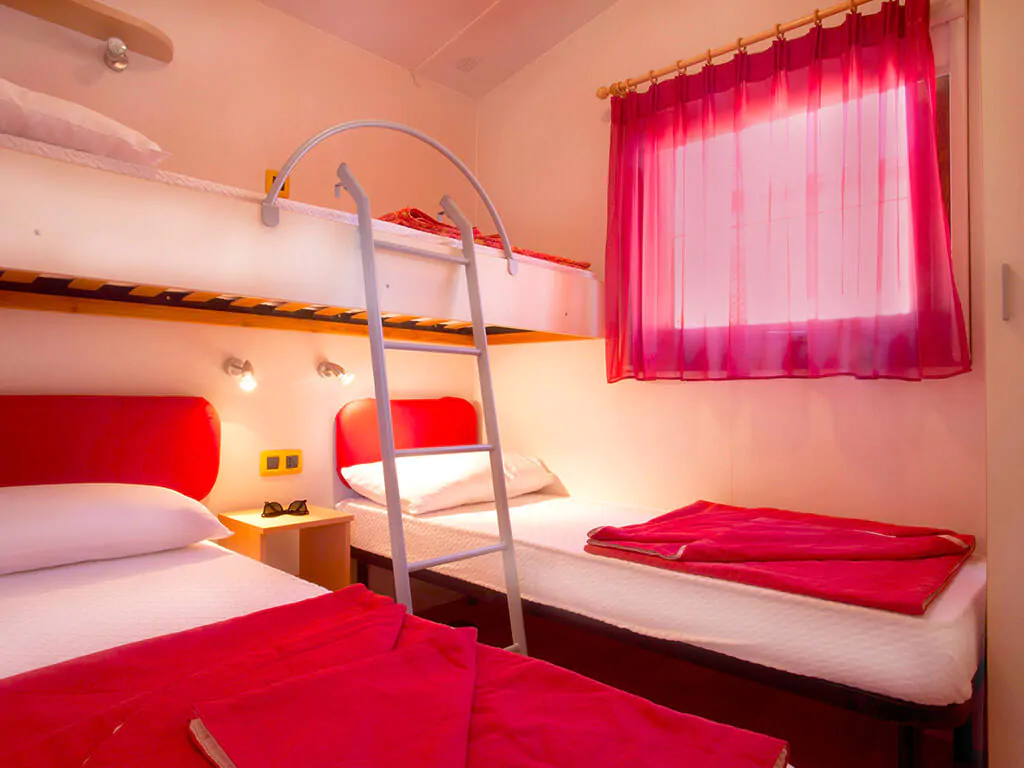 camping-capo-d-orso-mobile-home-baia-lux-bedroom