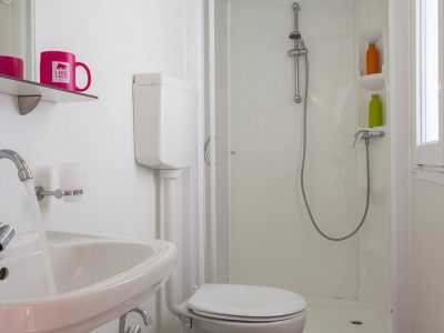 camping-capo-d-orso-mobile-home-blu-romantic-bathroom