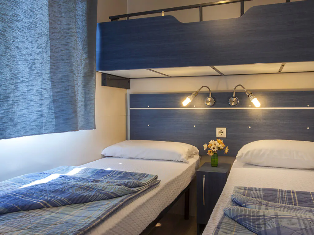 camping-capo-d-orso-mobile-home-blu-romantic-bedroom-2
