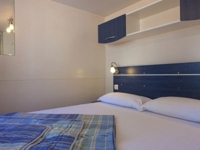 camping-capo-d-orso-mobile-home-blu-romantic-bedroom