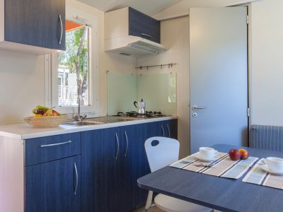 camping-capo-d-orso-mobile-home-blu-romantic-kitchen
