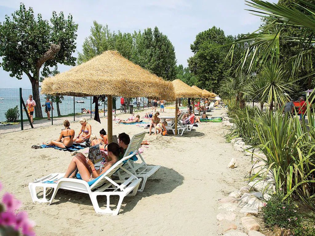 camping-cisano-san-vito-sunbeds