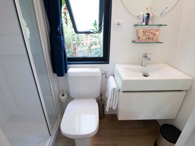 camping-i-pini-family-park-estivo-premium-mobile-homes-bathroom-i