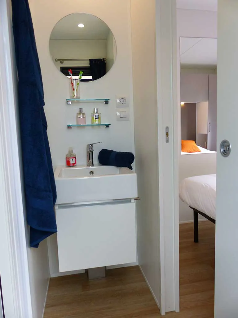 camping-i-pini-family-park-estivo-premium-mobile-homes-bathroom