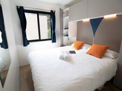camping-i-pini-family-park-estivo-premium-mobile-homes-bedroom