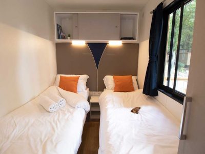 camping-i-pini-family-park-estivo-premium-mobile-homes-bedroom-i