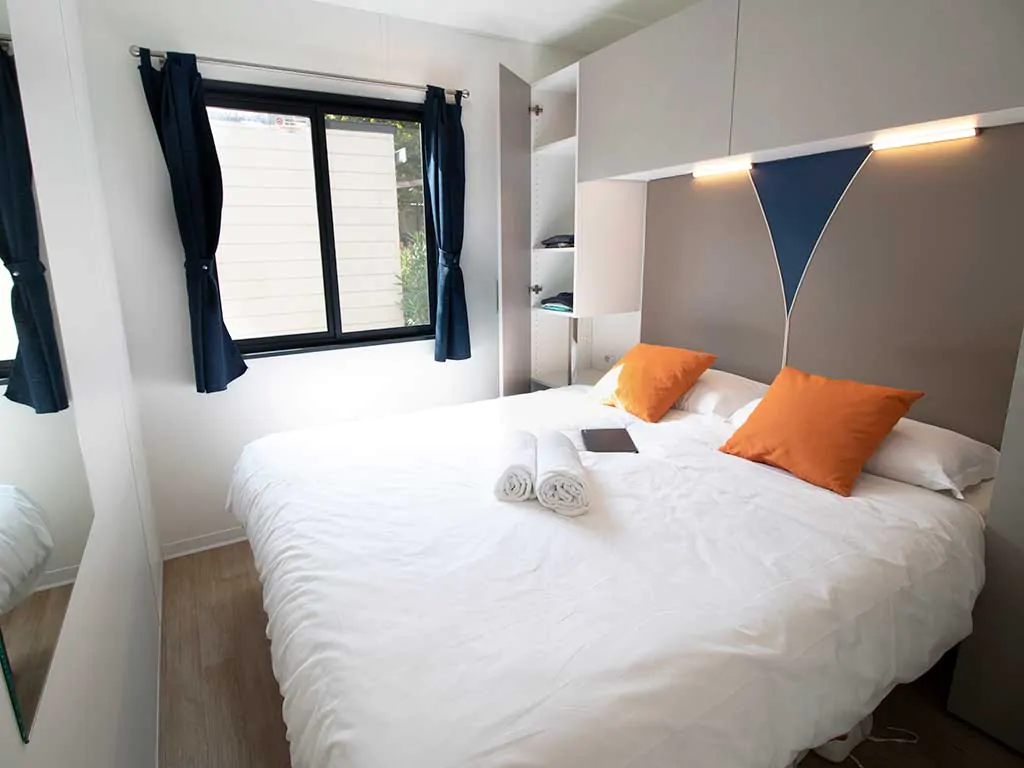 camping-i-pini-family-park-estivo-premium-mobile-homes-bedroom
