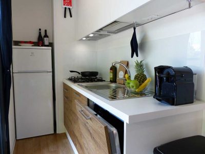 camping-i-pini-family-park-estivo-premium-mobile-homes-kitchen