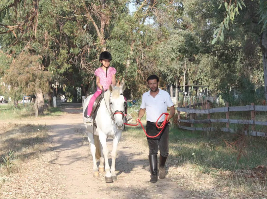 camping-iscrixedda-horse-riding