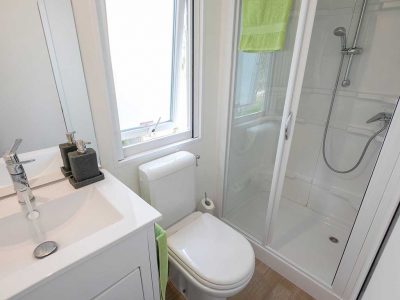camping-isuledda-mobile-homes-baia-sardinia-bathroom