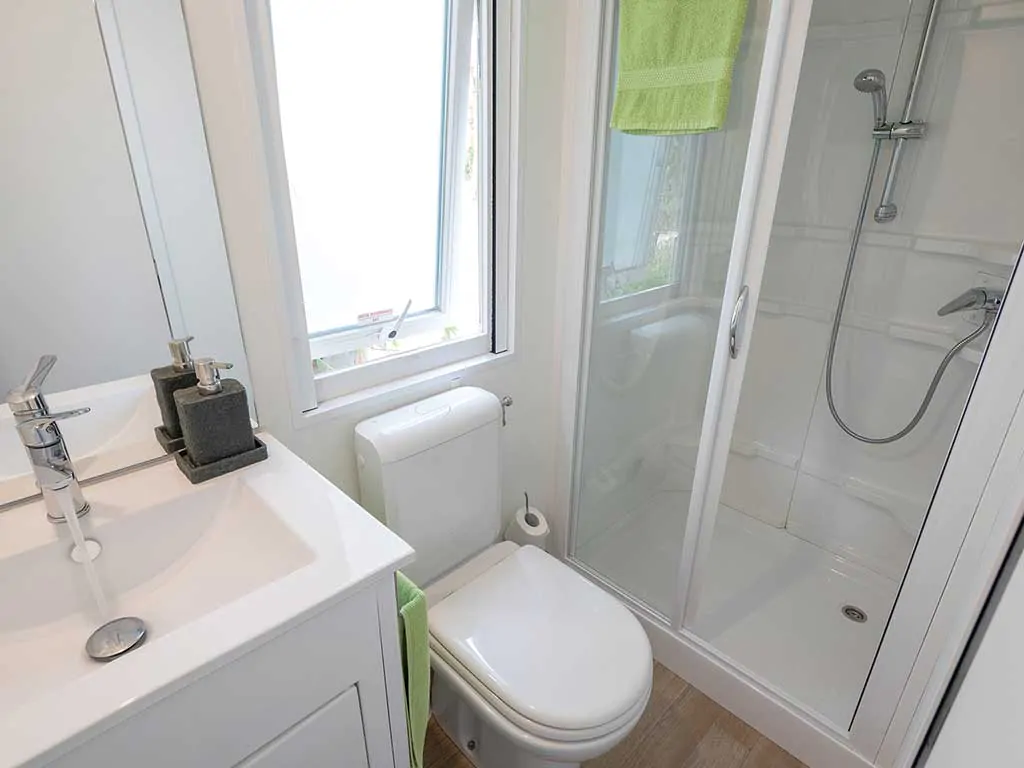 camping-isuledda-mobile-homes-baia-sardinia-bathroom