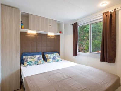 camping-isuledda-mobile-homes-baia-sardinia-bedroom-i