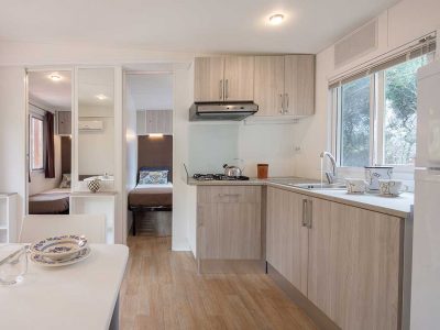 camping-isuledda-mobile-homes-baia-sardinia-kitchen