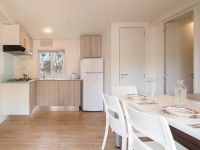camping-isuledda-mobile-homes-baia-sardinia-kitchen-and-dinning-room