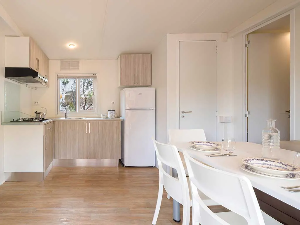 camping-isuledda-mobile-homes-baia-sardinia-kitchen-and-dinning-room