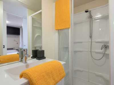 camping-isuledda-mobile-homes-baia-smeralda-bathroom