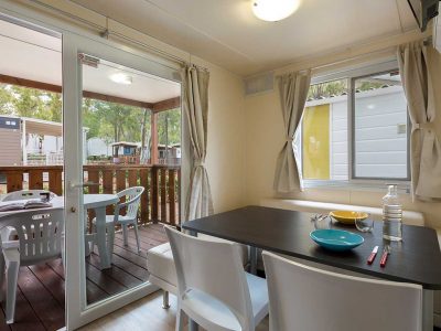 camping-isuledda-mobile-homes-baia-smeralda-dinning-room-and-terrace
