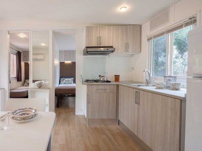 camping-laguna-blu-mobile-homes-baia-sardinia-kitchen
