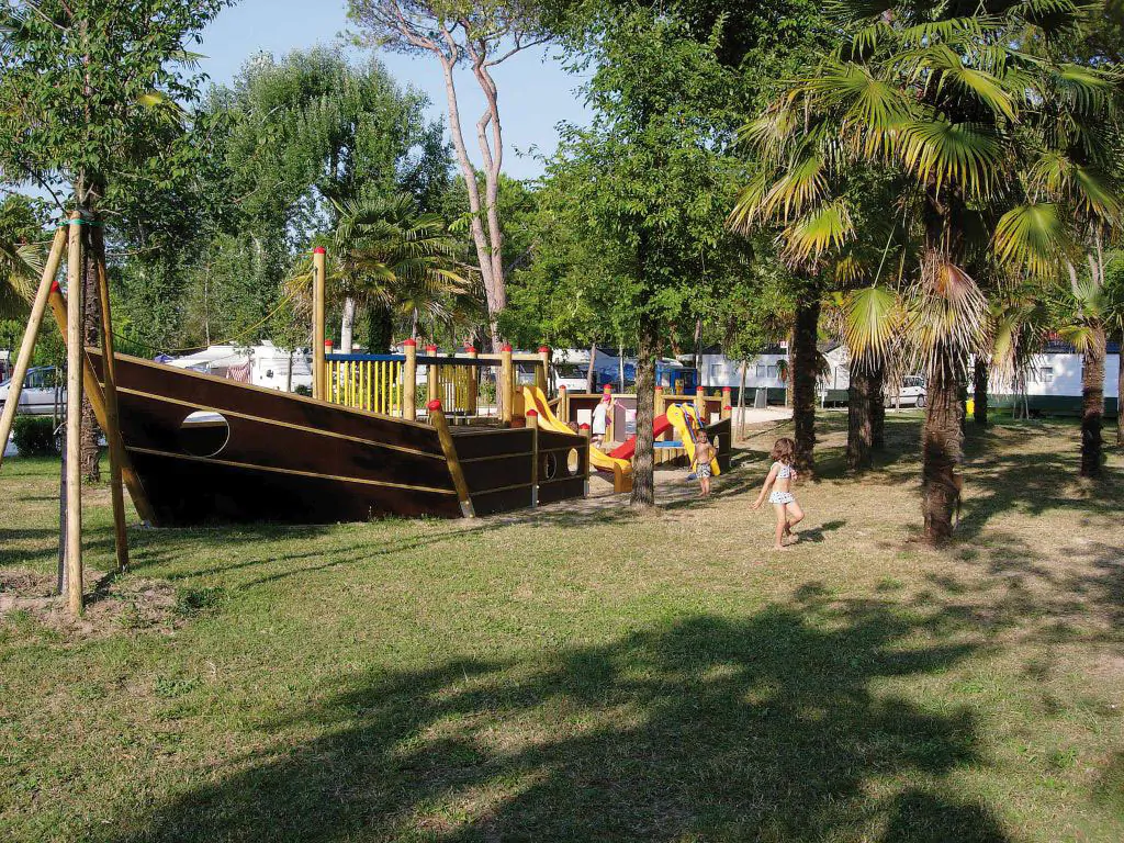camping-laguna-village-playground-ship