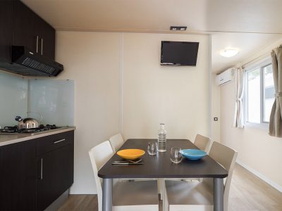 camping-mare-pineta-mobile-home-baia-relax-new-kitchen-3