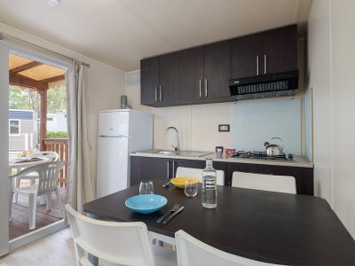 camping-mare-pineta-mobile-home-baia-relax-new-kitchen-2