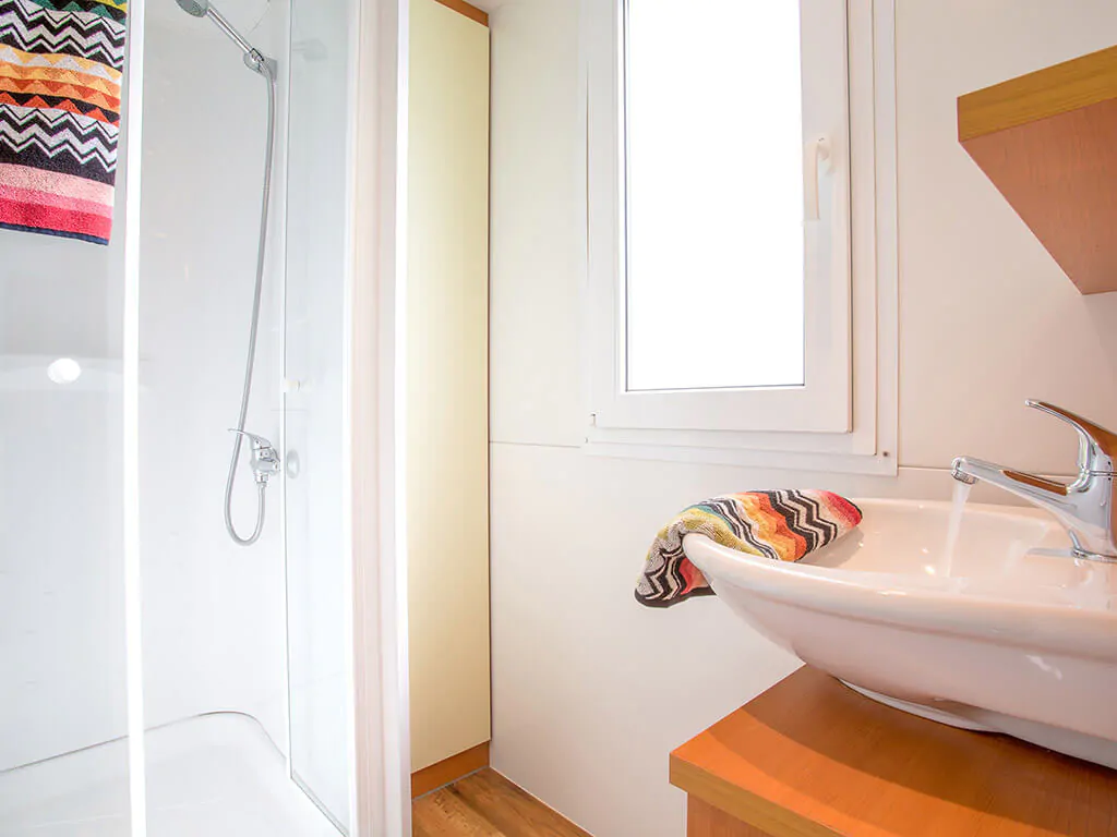 camping-mare-pineta-mobile-home-blu-romantic-bathroom