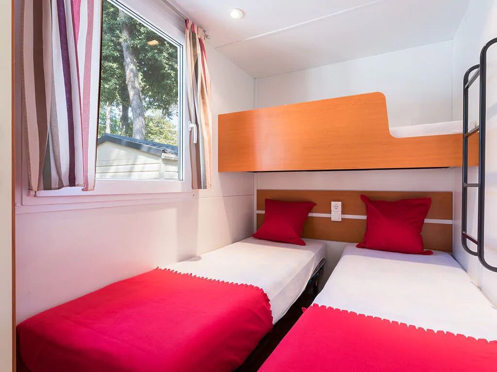 camping-mare-pineta-mobile-home-blu-romantic-bedroom