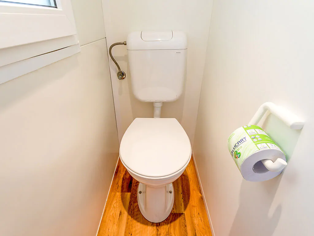 camping-mare-pineta-mobile-home-blu-romantic-toilet