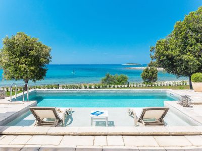 camping-mon-perin-beach-front-villa-porto-bus-exterior-pool-sea-view-first-row