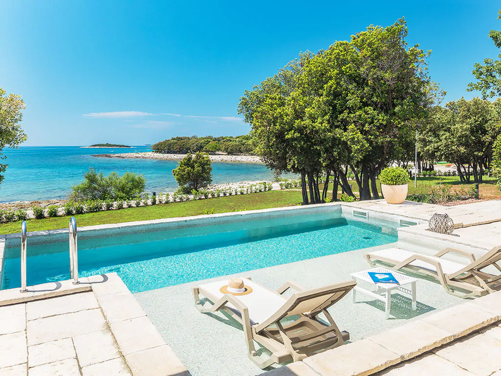 camping-mon-perin-beach-front-villa-porto-bus-exterior-pool-sea-view-first-row-ii