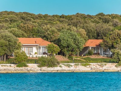 camping-mon-perin-beach-front-villa-porto-bus-exterior-sea-view-first-row