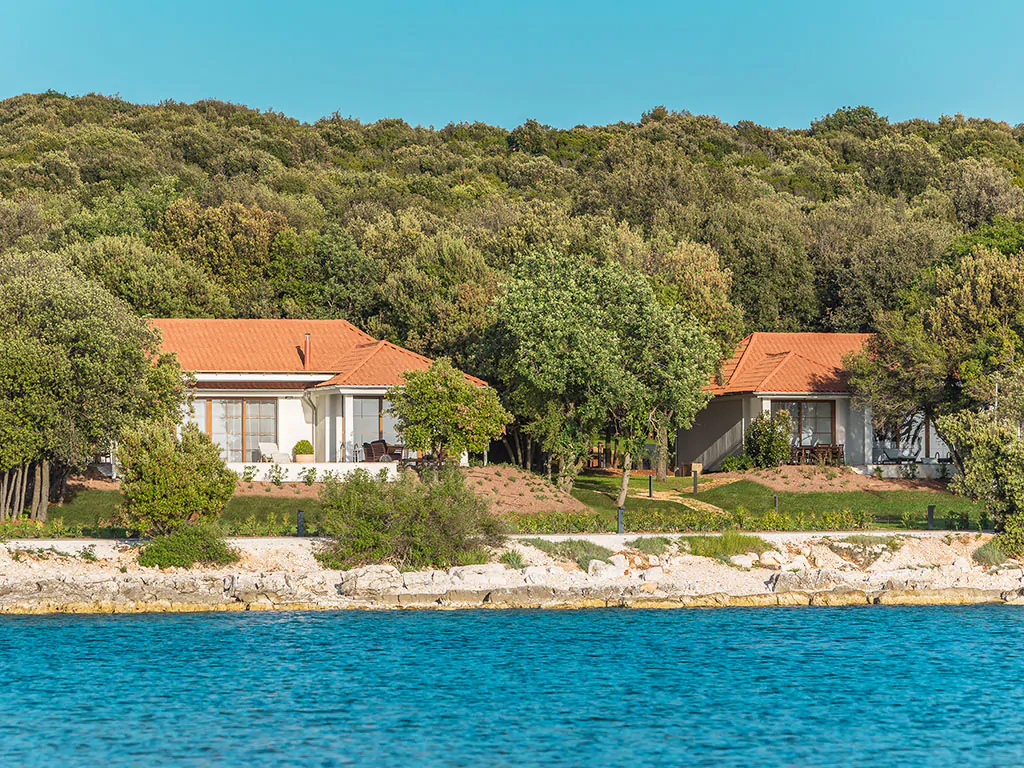 camping-mon-perin-beach-front-villa-porto-bus-exterior-sea-view-first-row