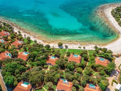 camping-mon-perin-beach-front-villa-porto-bus-exterior-sky-view-row-by-the-sea