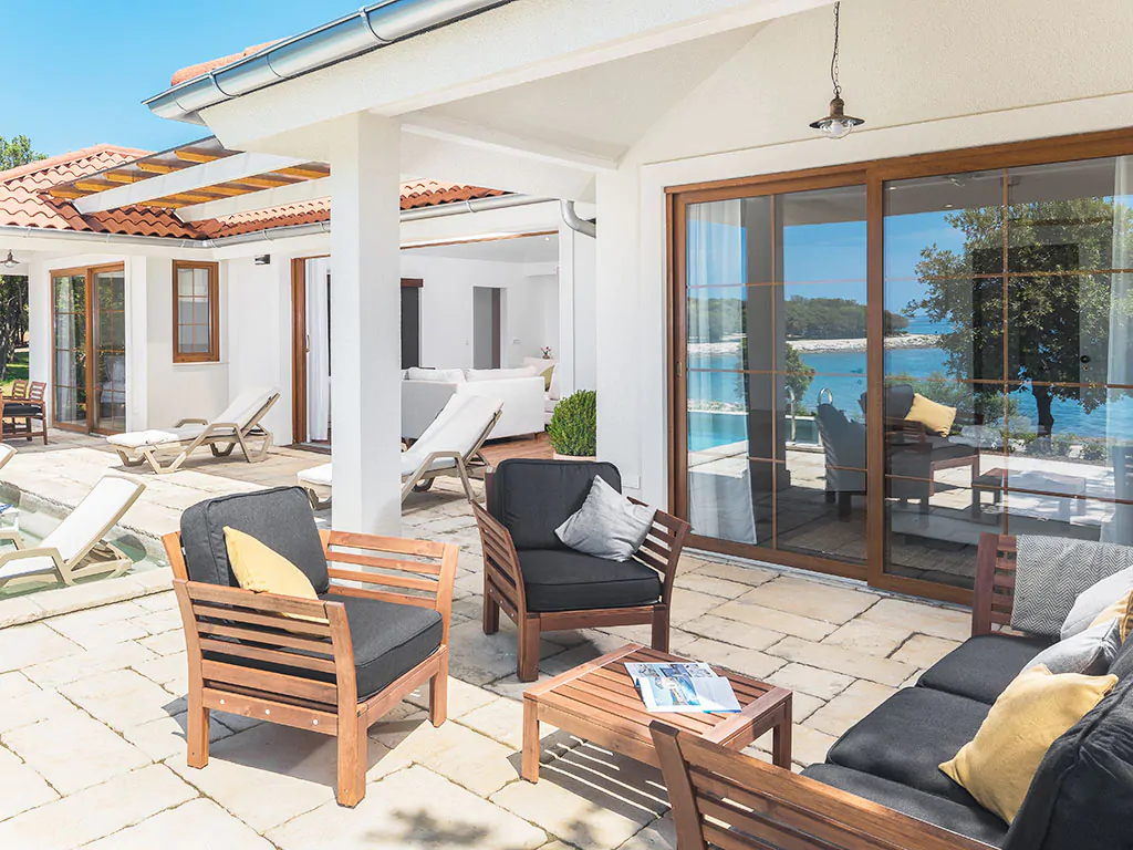 camping-mon-perin-beach-front-villa-porto-bus-exterior-terrace-table