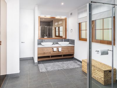 camping-mon-perin-beach-front-villa-porto-bus-interior-bathroom-ii-2