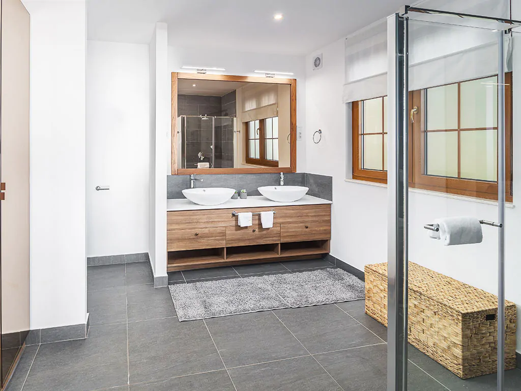 camping-mon-perin-beach-front-villa-porto-bus-interior-bathroom-ii-2