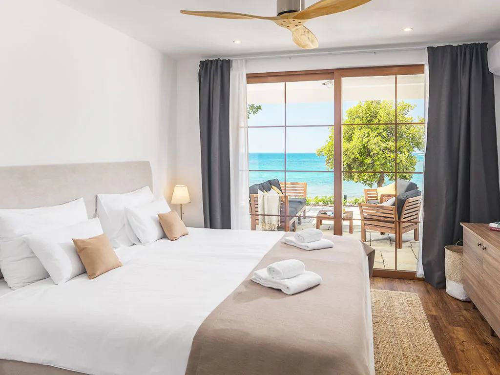 camping-mon-perin-beach-front-villa-porto-bus-interior-bedroom-sea-view-terrace-ii