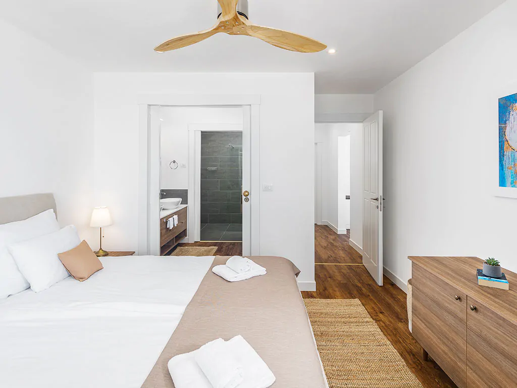 camping-mon-perin-beach-side-villa-porto-bus-interior-bedroom-suite-double-bed