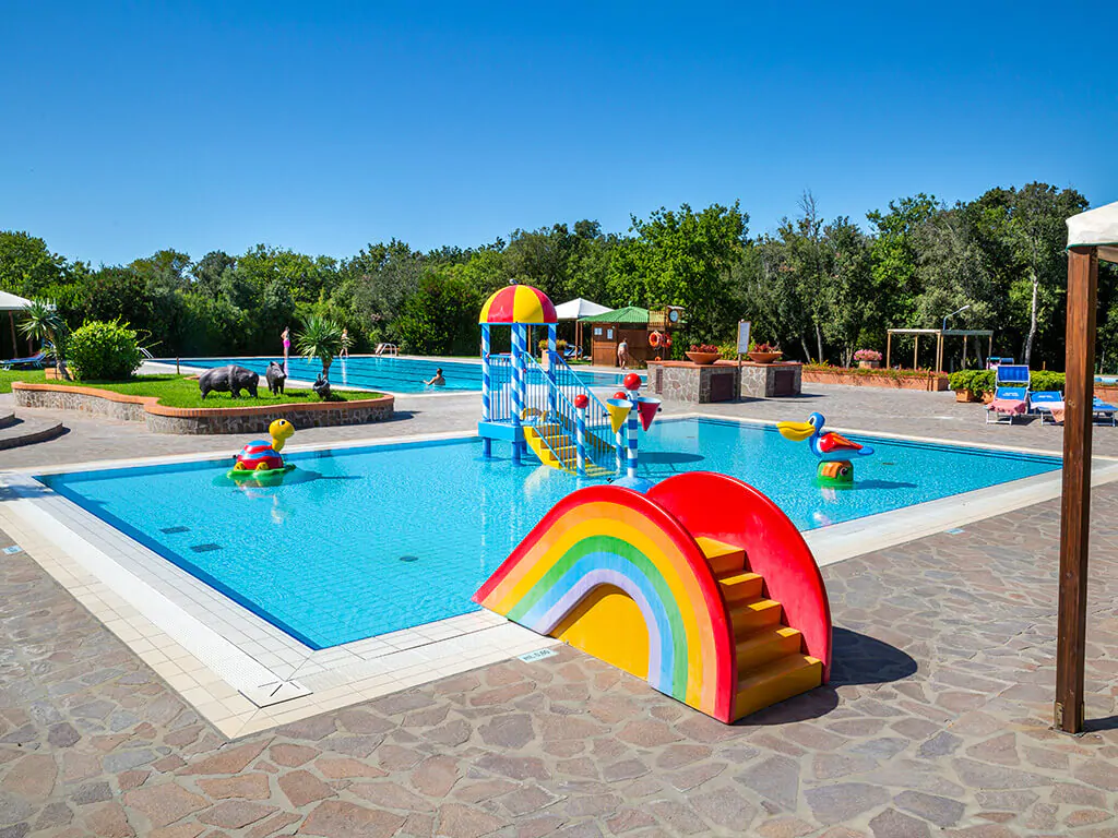 camping-montescudaio-pool-4