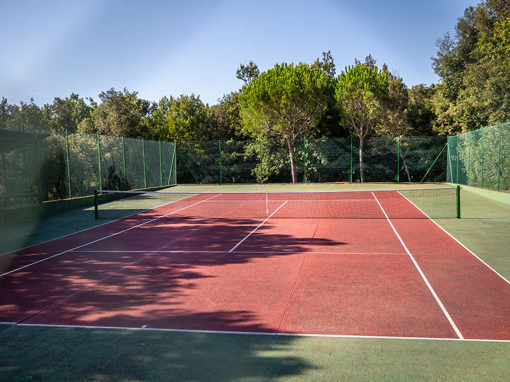 camping-montescudaio-tennis-court